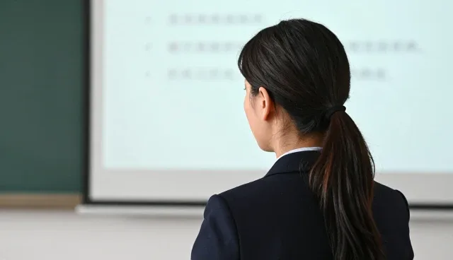 如何通过性能分析优化管理培训项目选型